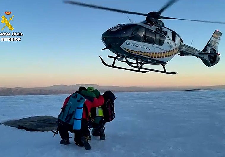 Más de 12 horas de rescate en Sierra Nevada para salvar a un montañero con hipotermia